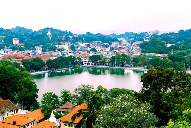 Gangaramaya Serenity: Breathtaking Views of Colombo's Iconic Temple